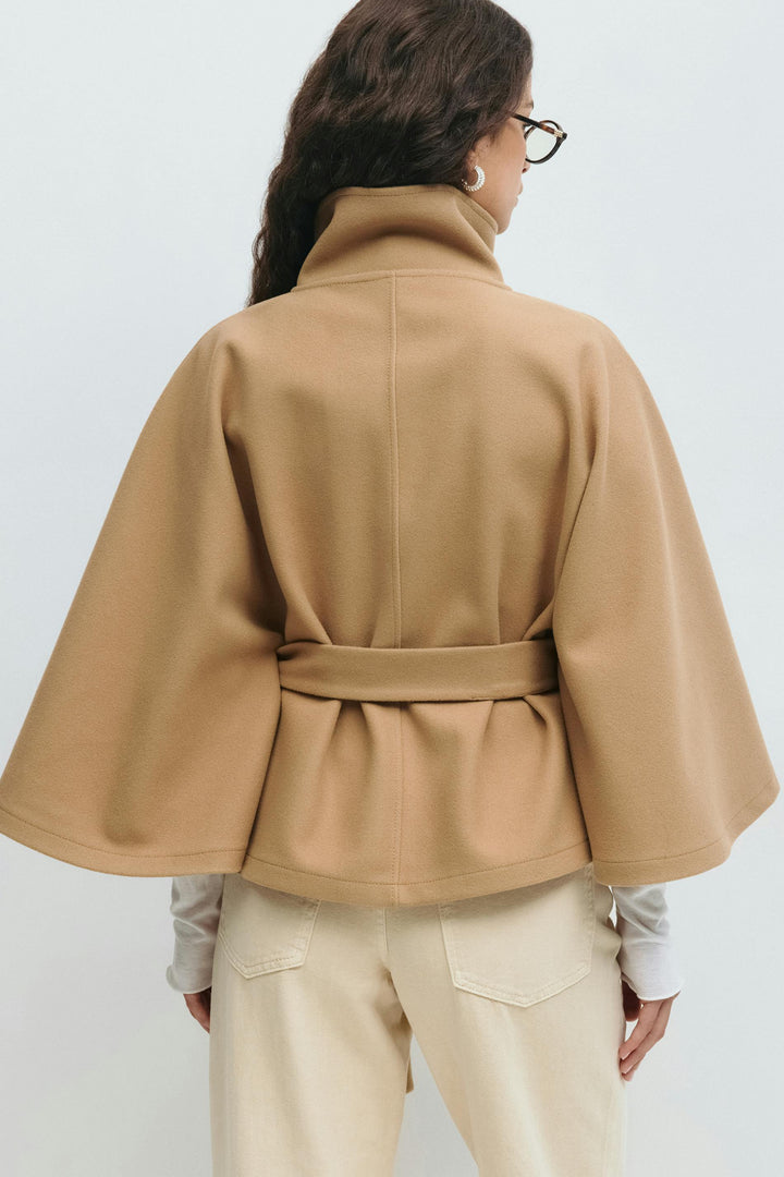 Elegante dames capejas met hoge kraag en tailleceintuur, een veelzijdige en stijlvolle jas.