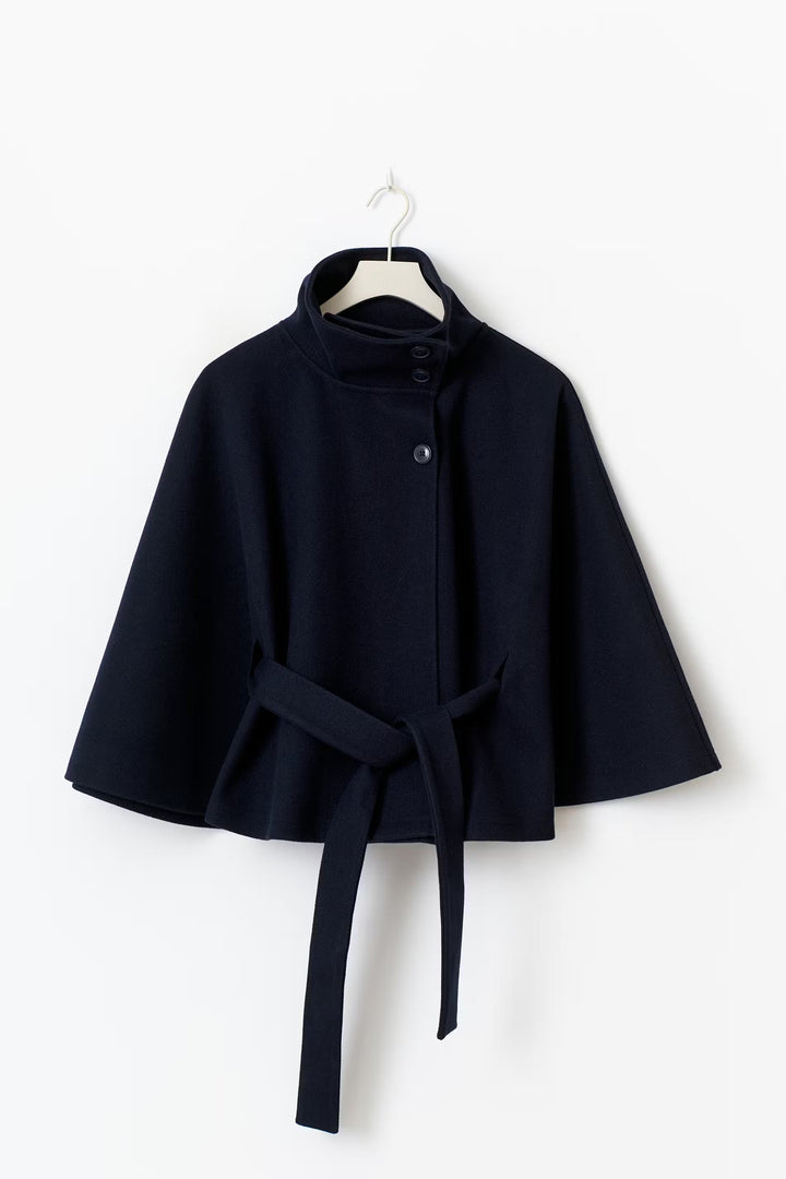 Stijlvolle dames capejas, chique bovenkleding met hoge kraag en tailleceintuur.
