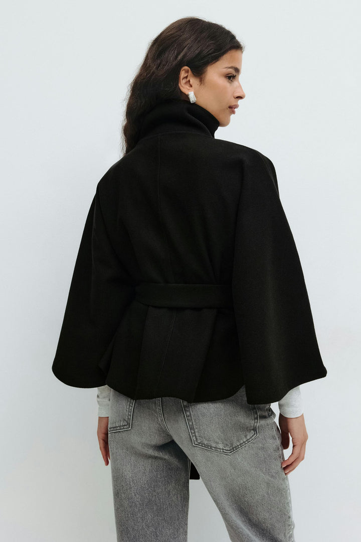 Chique dames herfstjas: trendy capejas met hoge kraag en een verstelbare tailleceintuur.