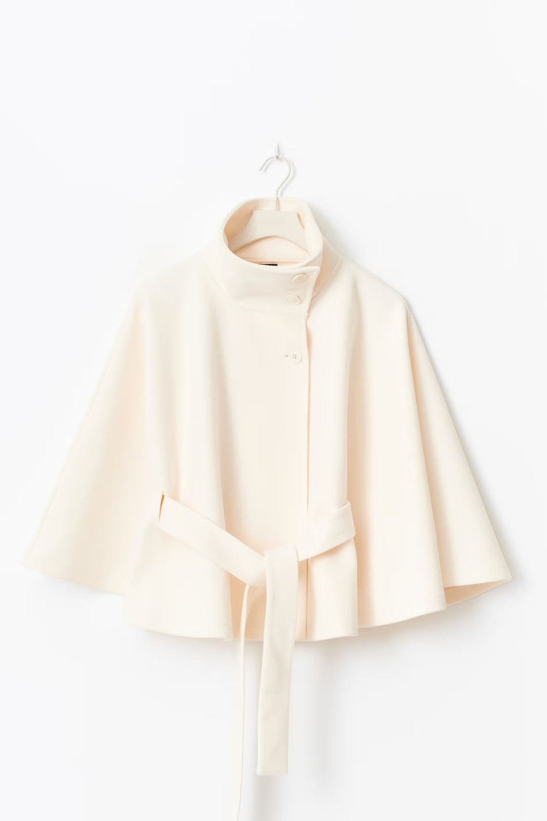 Dames capejas, elegant en stijlvol met hoge kraag en tailleceintuur, perfect voor vrouwen.