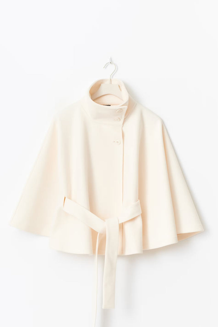 Dames capejas, elegant en stijlvol met hoge kraag en tailleceintuur, perfect voor vrouwen.