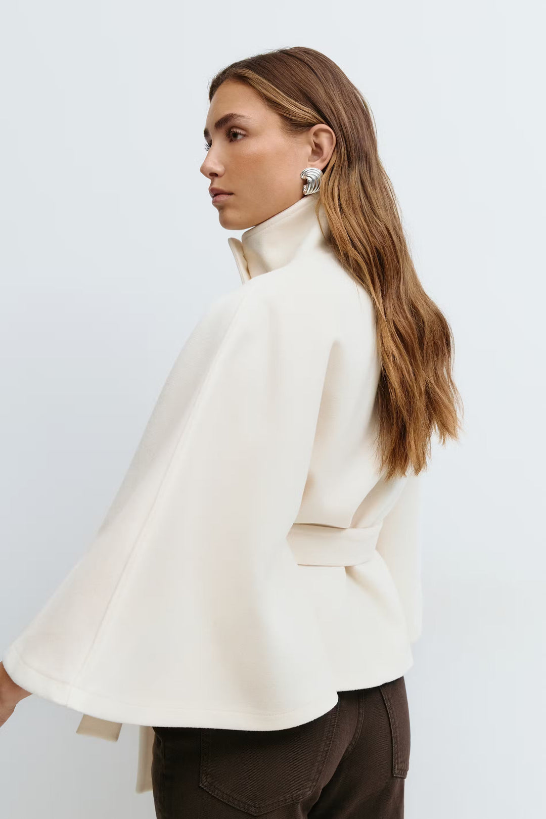 Moderne dames capejas met hoge kraag en ceintuur, een chique toevoeging aan je wintergarderobe.