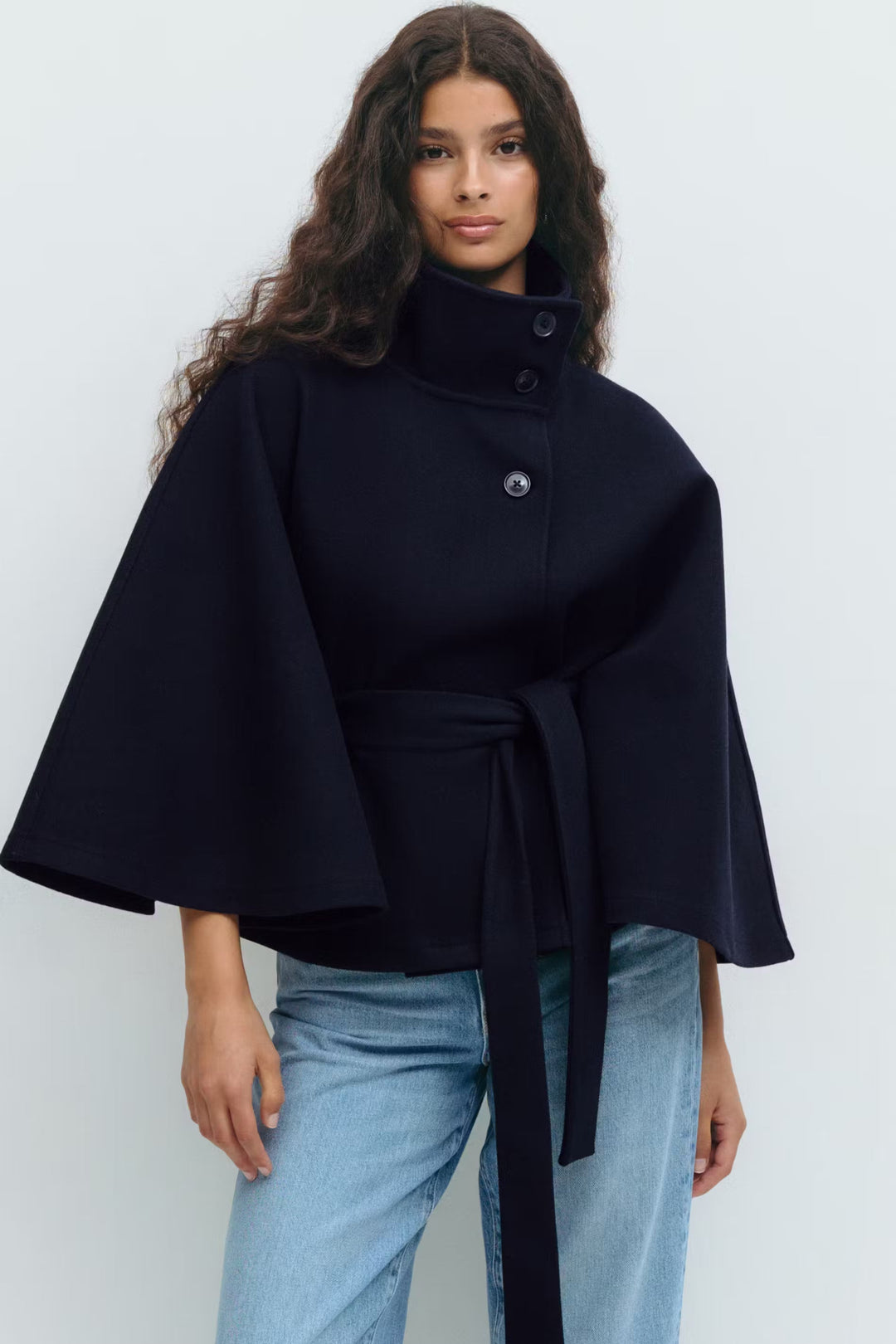 Warme en elegante dames capejas met hoge kraag en tailleceintuur voor de koudere dagen.