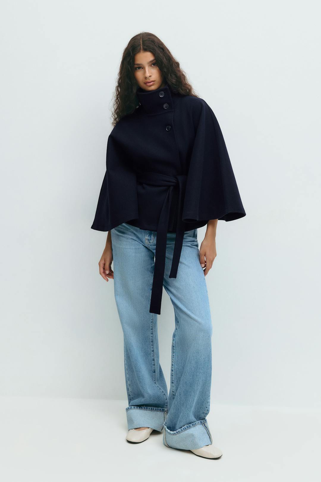 Dames bovenkleding: stijlvolle capejas met hoge kraag, tailleceintuur en een chique uitstraling.