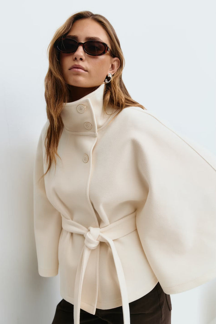 Elegante dames capejas met hoge kraag en tailleceintuur, ideaal voor herfst en winter.