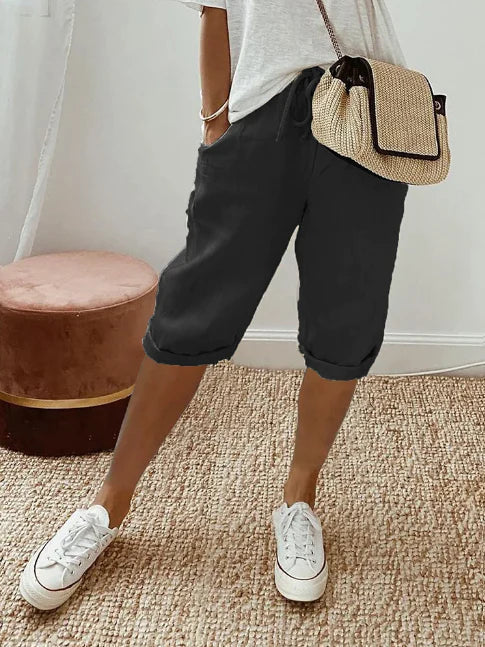Casual dames capribroek voor vrouwen, met een relaxte pasvorm, perfect voor zomerse activiteiten.