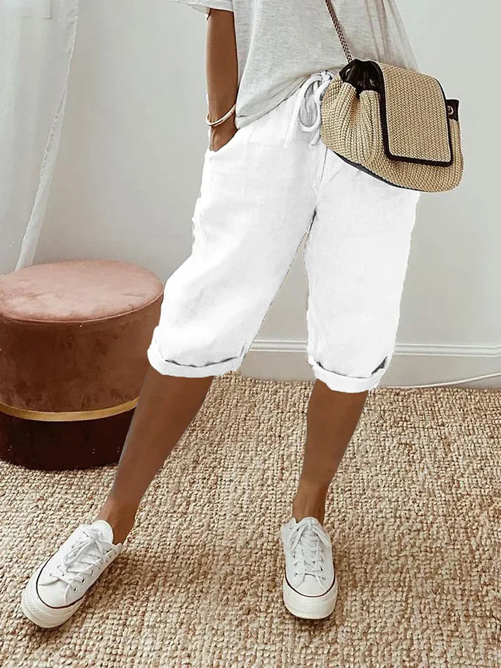 Dames capribroek met relaxte pasvorm en elastische taille, perfect voor comfortabele zomerse dagen.