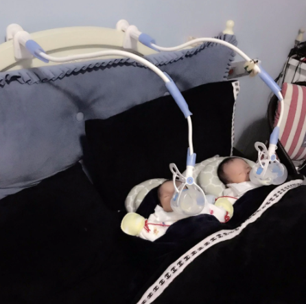 Flexibele handsfree fleshouder, geeft ouders vrijheid tijdens het voeden van de baby in kinderwagen of auto.
