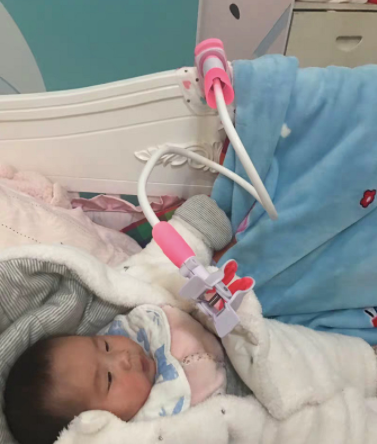 Universele handsfree babyfleshouder; eenvoudig te bevestigen aan kinderwagen, autostoel of ledikant voor gemak.