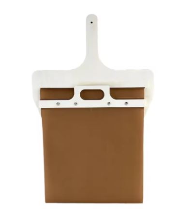 Handige berkenhouten pizzaschep met schuifmechanisme; perfect voor veilig uit de oven halen van pizza.