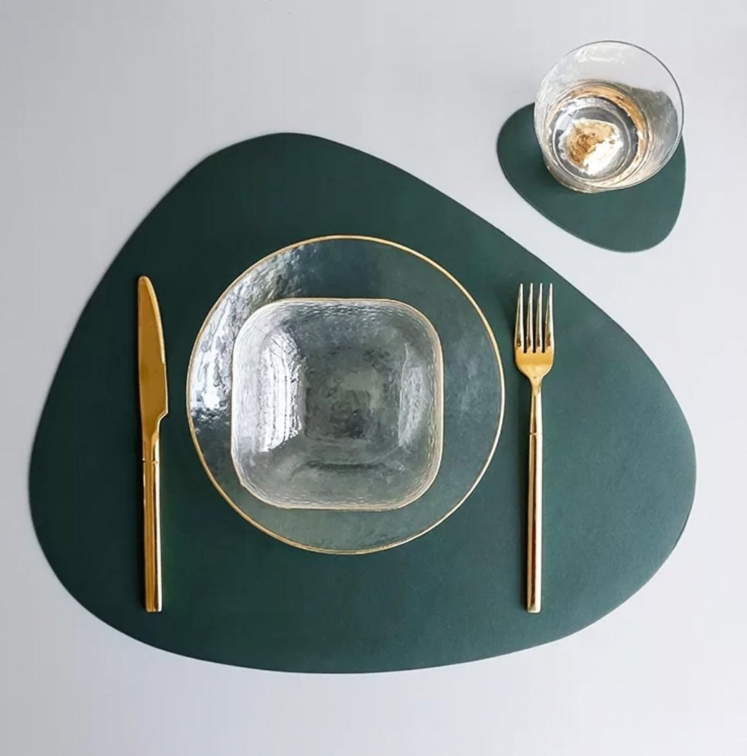 Close-up van waterbestendige PU-leren placemat, toont rijke textuur en kwaliteit voor een stijlvolle eettafel.