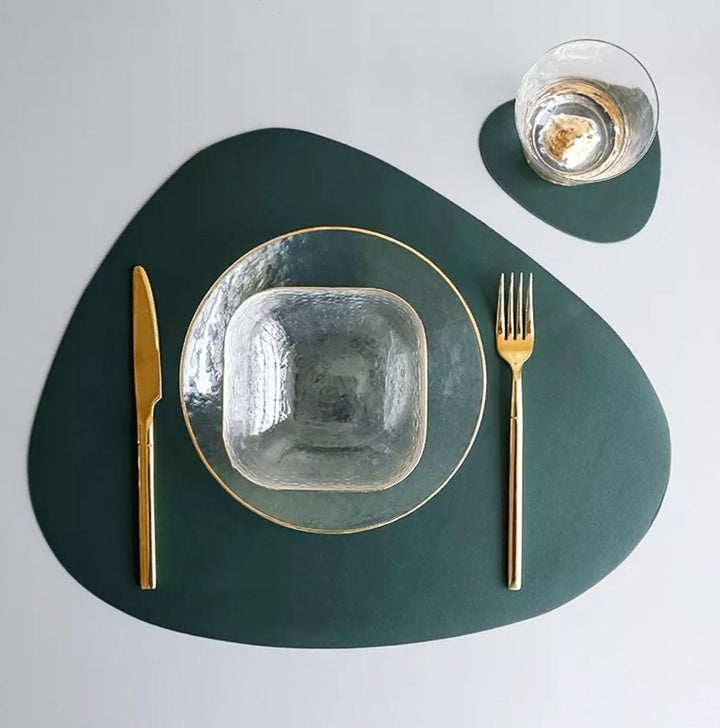 Close-up van waterbestendige PU-leren placemat, toont rijke textuur en kwaliteit voor een stijlvolle eettafel.