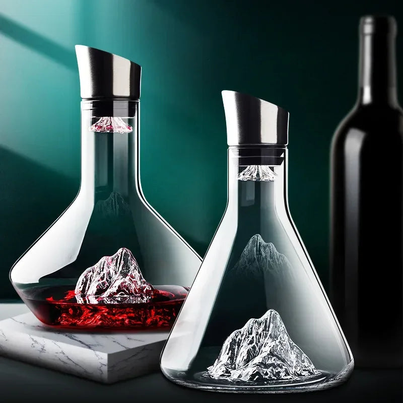 Stijlvolle kristallen wijnkaraf met 'iceberg' voet, ideaal als luxe cadeau voor elke wijnliefhebber.
