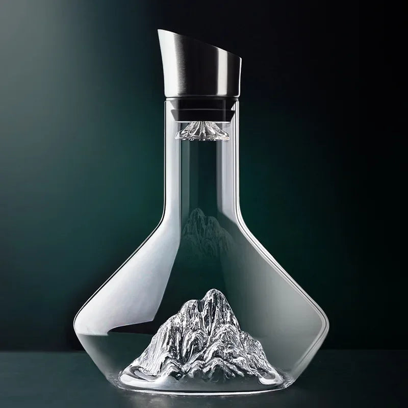 Hoogwaardige rode wijn decanteerder van loodvrij kristal, met kenmerkende iceberg voet voor optimale beluchting.