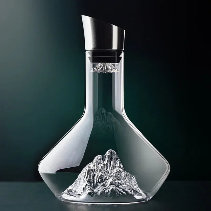 Hoogwaardige rode wijn decanteerder van loodvrij kristal, met kenmerkende iceberg voet voor optimale beluchting.