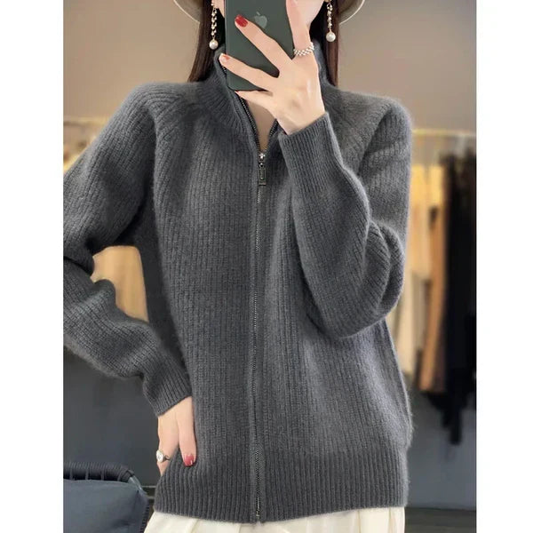 Stijlvol dames cardigan, ritssluiting, opstaande kraag, getailleerd voor een elegante en comfortabele look.