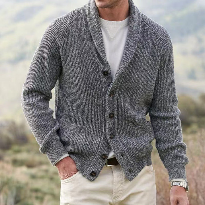 Man draagt stijlvol heren cardigan met V-hals en ribstructuur. Comfortabel gebreid vest voor de herfst.