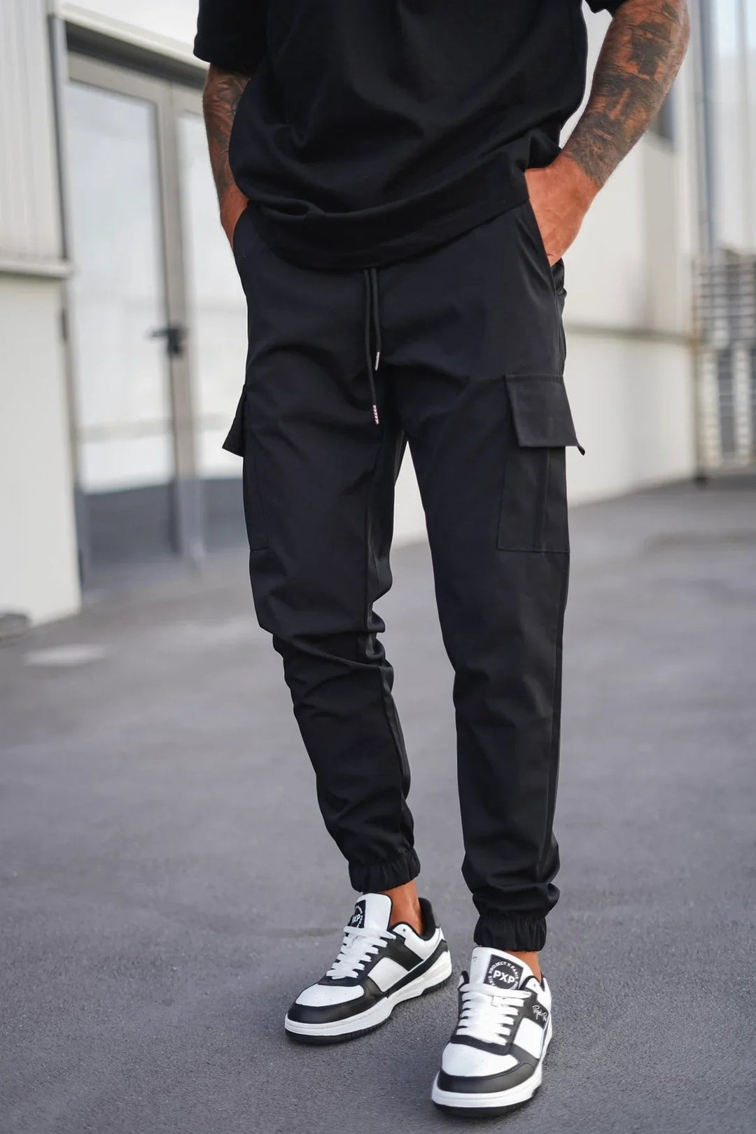 Groene heren cargo broek, een modieuze en praktische keuze voor een frisse, casual look.