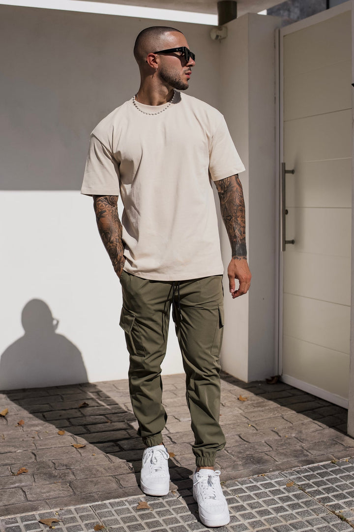 Zwarte heren cargo broek, essentieel voor een stoere streetwear of functionele dagelijkse outfit.