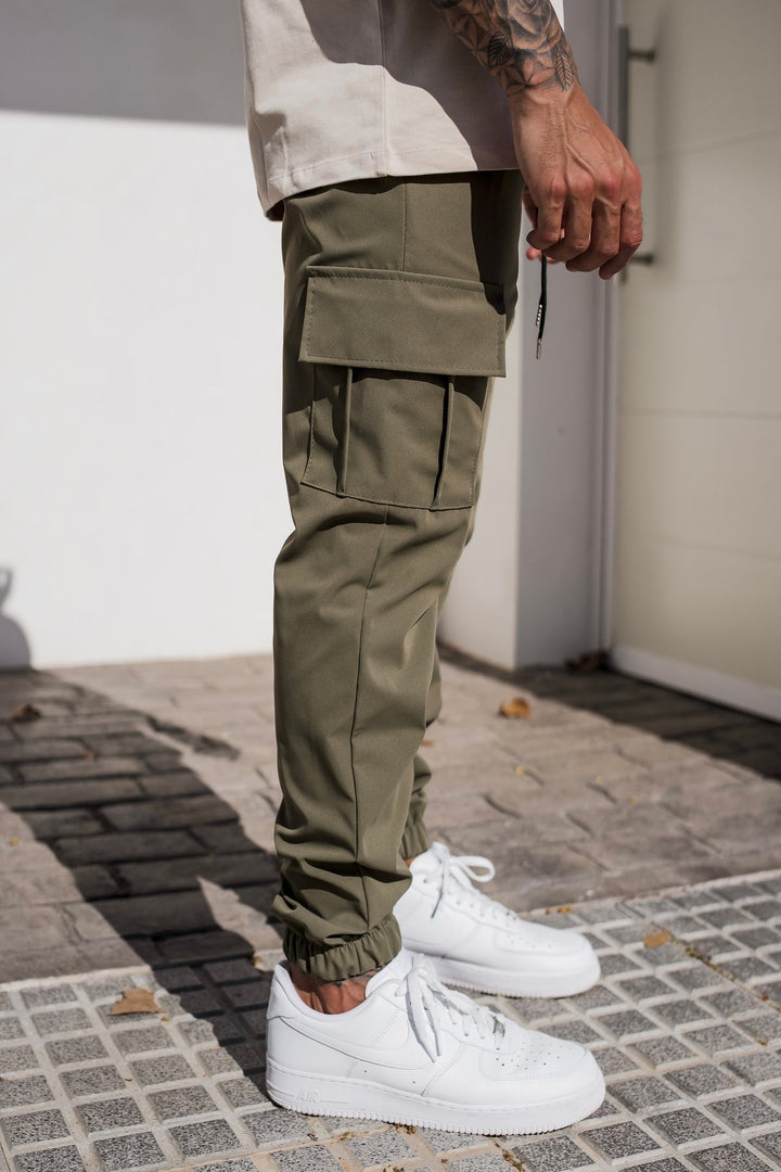 Model draagt een casual heren cargo broek, ideaal voor een relaxte, functionele look.