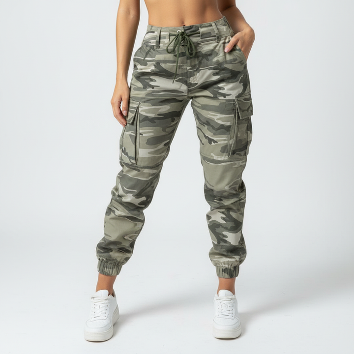 Robuuste dames cargobroek in camouflage-stijl met veel zakken, ideaal voor een avontuurlijke look.