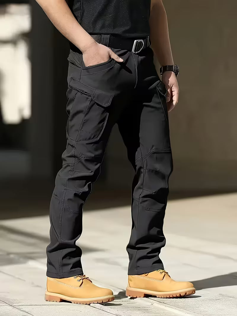 Heren cargo broek in beige, met meerdere zakken, comfortabele pasvorm voor dagelijks gebruik.