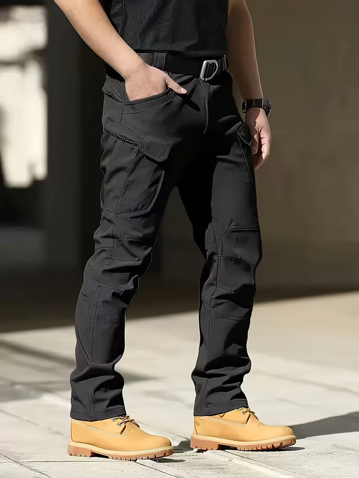 Heren cargo broek in beige, met meerdere zakken, comfortabele pasvorm voor dagelijks gebruik.