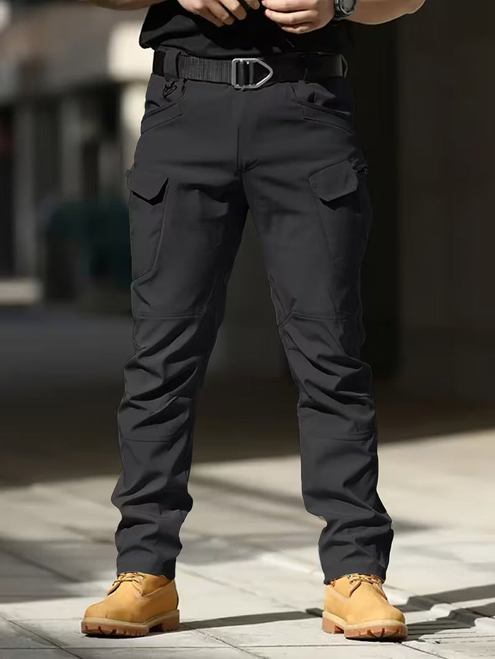 Casual heren cargo broek in groen, robuust en functioneel, ideaal voor lente en herfst.