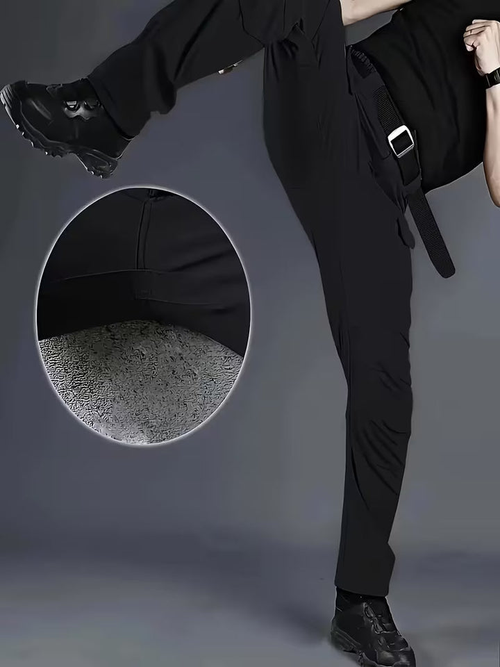 Comfortabele heren cargo broek in donkerblauw, ideaal voor lange wandelingen en dagelijks gebruik.