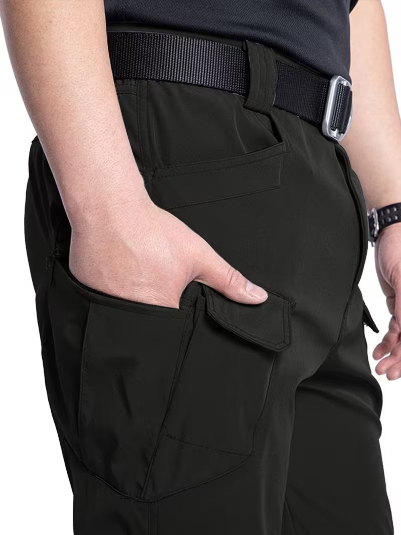 Moderne heren cargo broek in grijs, met relaxte pasvorm, ideaal voor stedelijk en casual gebruik.
