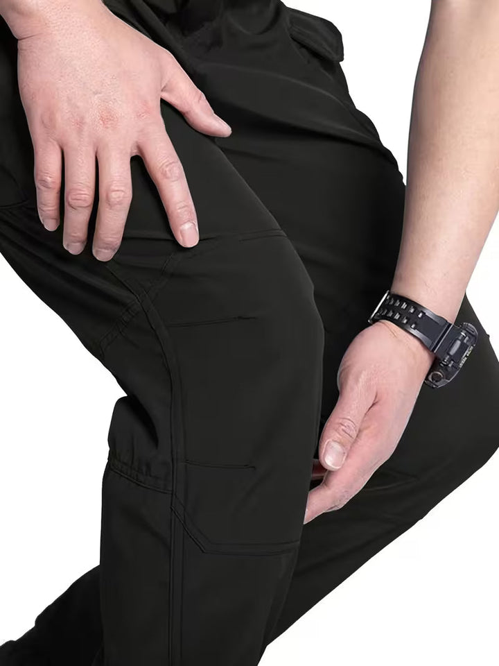 Herenbroek met ruime zakken, klassieke cargo stijl, comfortabel en praktisch voor de lente.