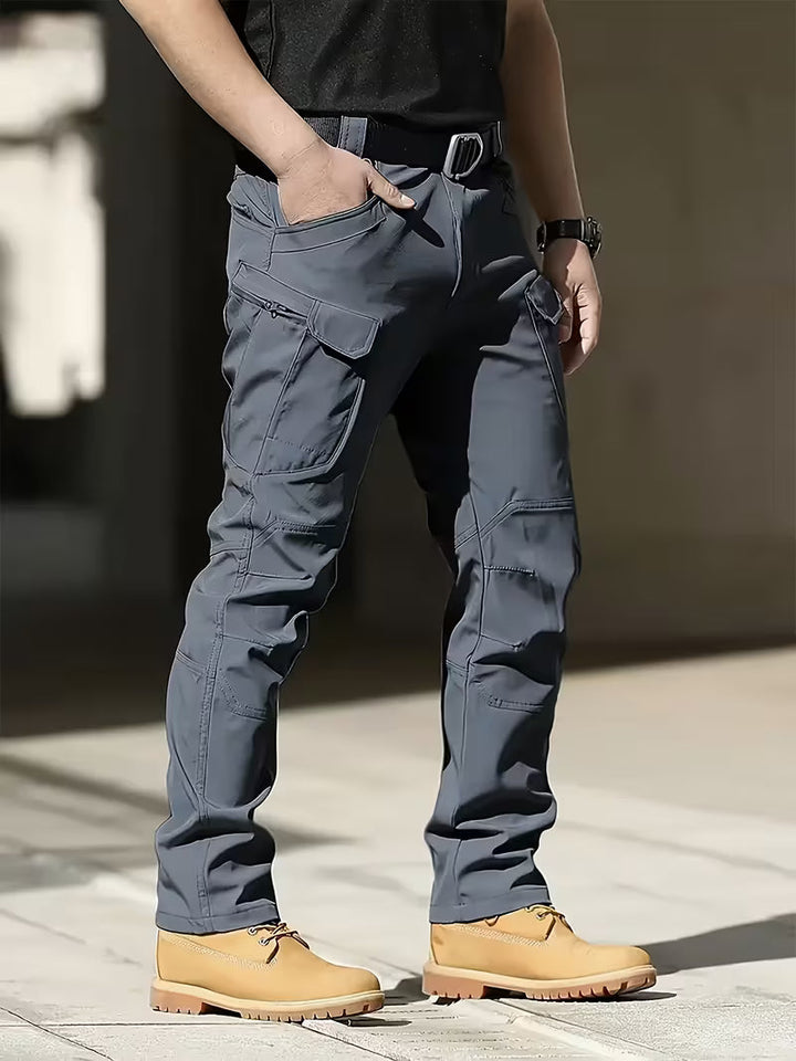 Heren casual cargo broek, detail van tailleband, elastisch en functioneel voor herfstweer.