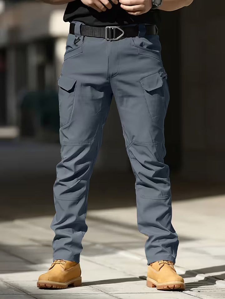 Zwarte heren cargo broek, robuust en stijlvol, met diverse opbergzakken voor outdooractiviteiten.