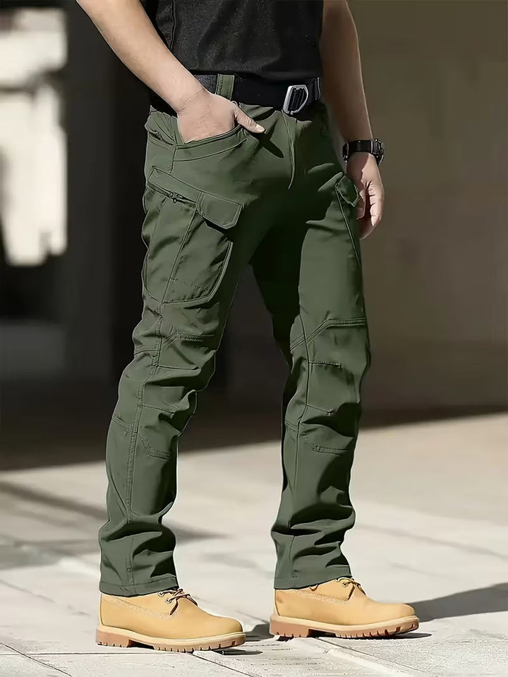 Khaki heren cargo broek, ontspannen pasvorm, ideaal voor casual outfits en lente-uitjes.