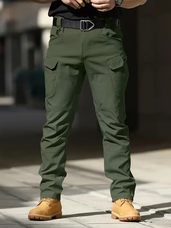 Groene heren cargo broek met meerdere zakken, functioneel en comfortabel voor herfstwandelingen.