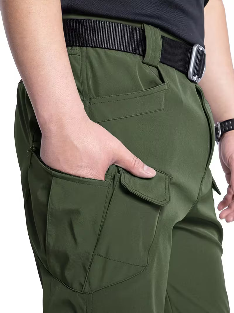 Zwarte heren cargo broek, functioneel en stijlvol, met cargozakken, voor veelzijdig gebruik.