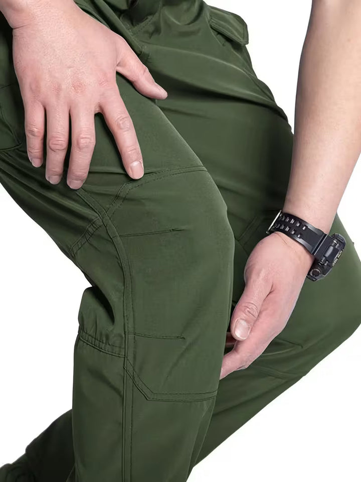 Casual heren cargo broek voor lente, comfortabel en functioneel met ruime cargozakken.