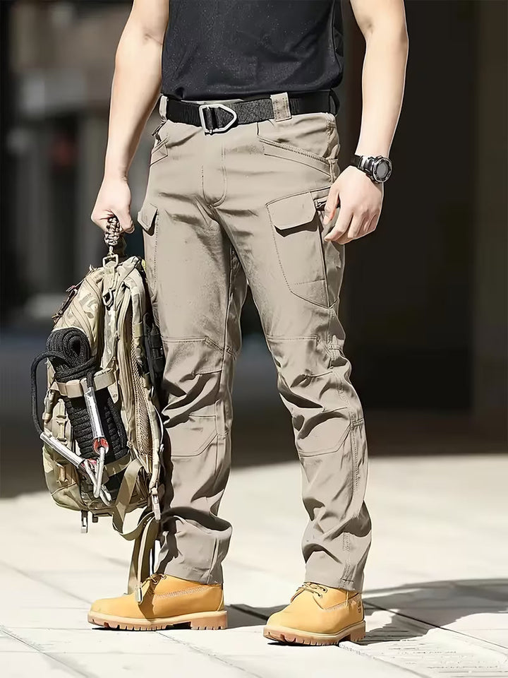 Comfortabele herenbroek met meerdere zakken, casual cargo stijl, ideaal voor dagelijks woon-werkverkeer.