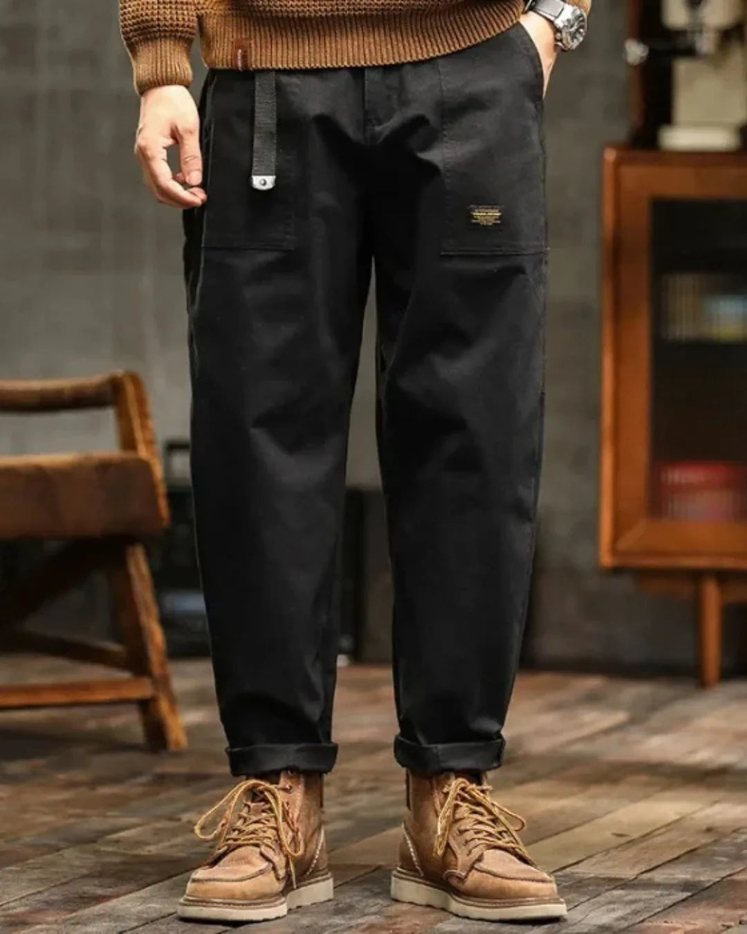 Comfortabele heren cargo broek met meerdere zakken in diverse kleuren. Katoenen stof en oprolbare pijpen voor gemak.