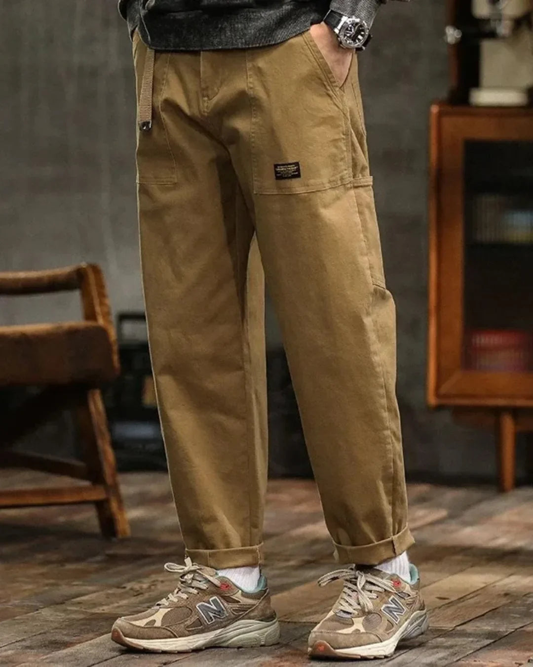 Katoenen marineblauwe heren cargo broek met casual pasvorm. Voorzien van meerdere zakken en handige oprolbare pijpen.