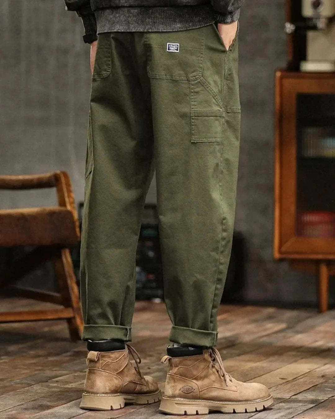 Legergroene heren cargo broek, ideaal voor comfort en workwear stijl. Katoen en veel zakken voor functionaliteit.