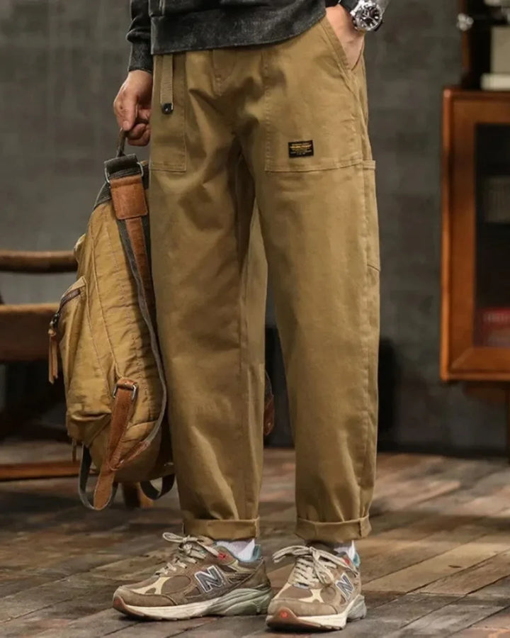 Veelzijdige khaki heren cargo broek met oprolbare pijpen. Comfortabel katoen, casual look en functionele zakken.