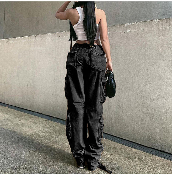 Bruine Mila cargobroek voor dames, loose fit en trendy, geschikt voor straatstijl mode.
