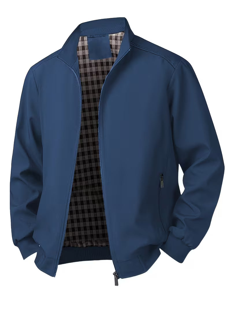 Modern heren bomberjack met opstaande kraag, donkerblauw, tijdloze stijl en comfort.