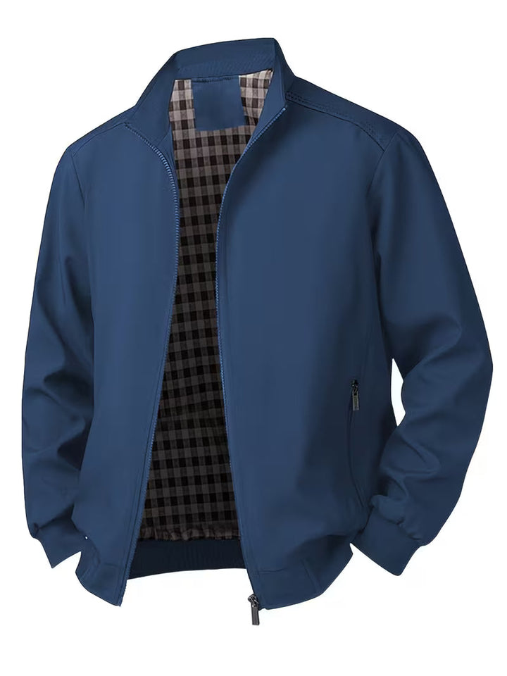 Modern heren bomberjack met opstaande kraag, donkerblauw, tijdloze stijl en comfort.