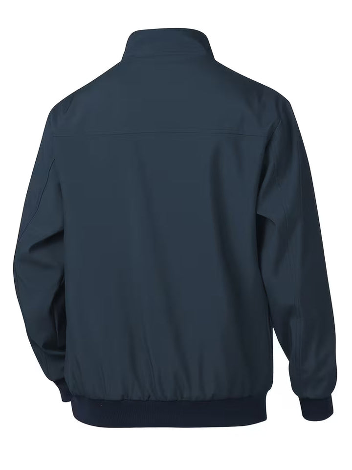 Beige herenjas, type bomber, met opstaande kraag, casual elegantie, tijdloos.