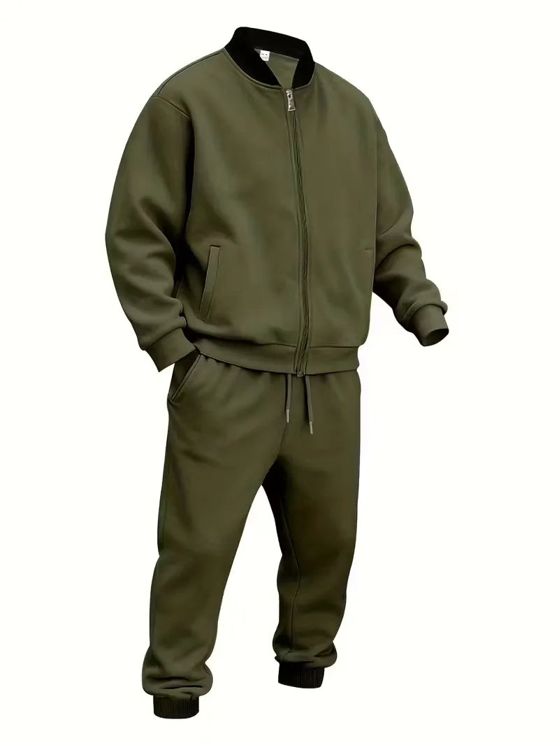 Comfortabele heren vrijetijdsset: ritsjas en zachte broek.