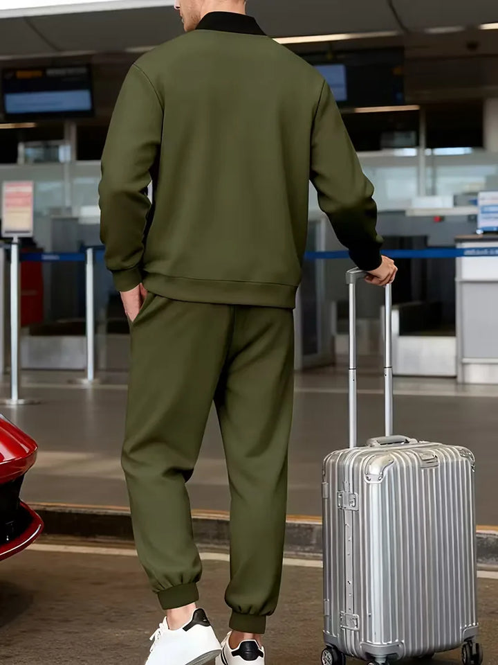 Ideale casual heren outfit: jas met rits en comfortbroek.