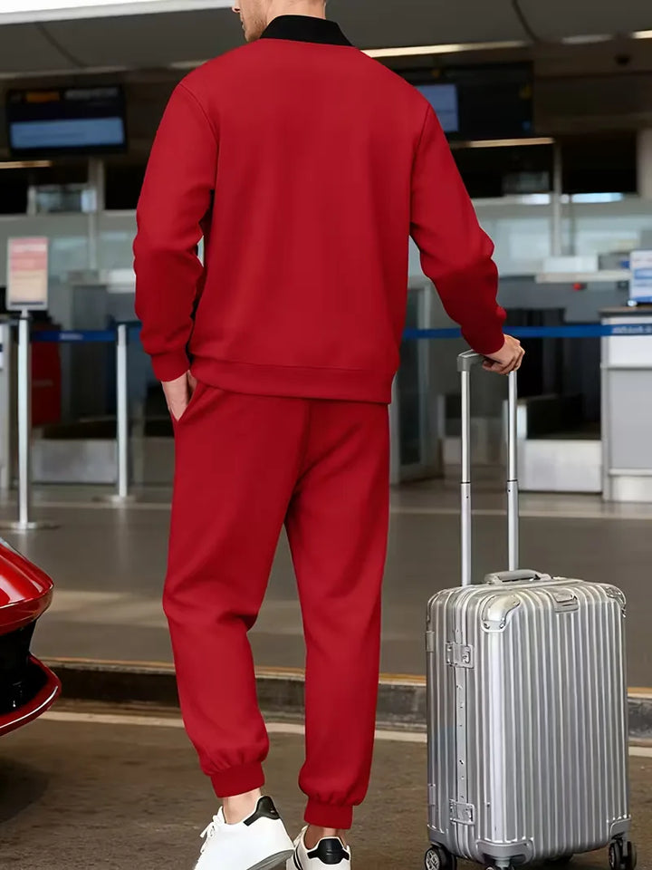 Najaars heren loungewear: jas met rits en zachte broek.