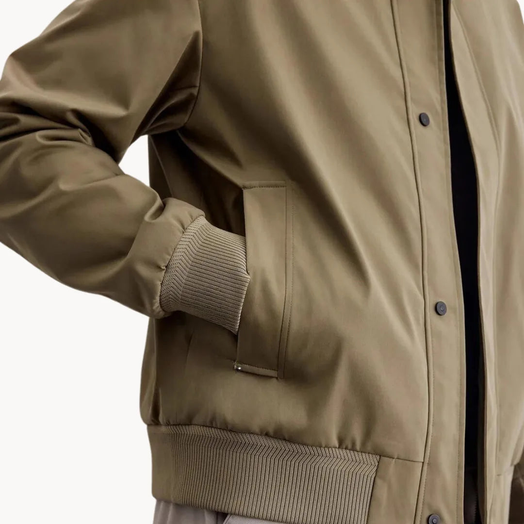 Stijlvol herenjack: een casual jas met knoopsluiting, lange mouwen en elastische details.
